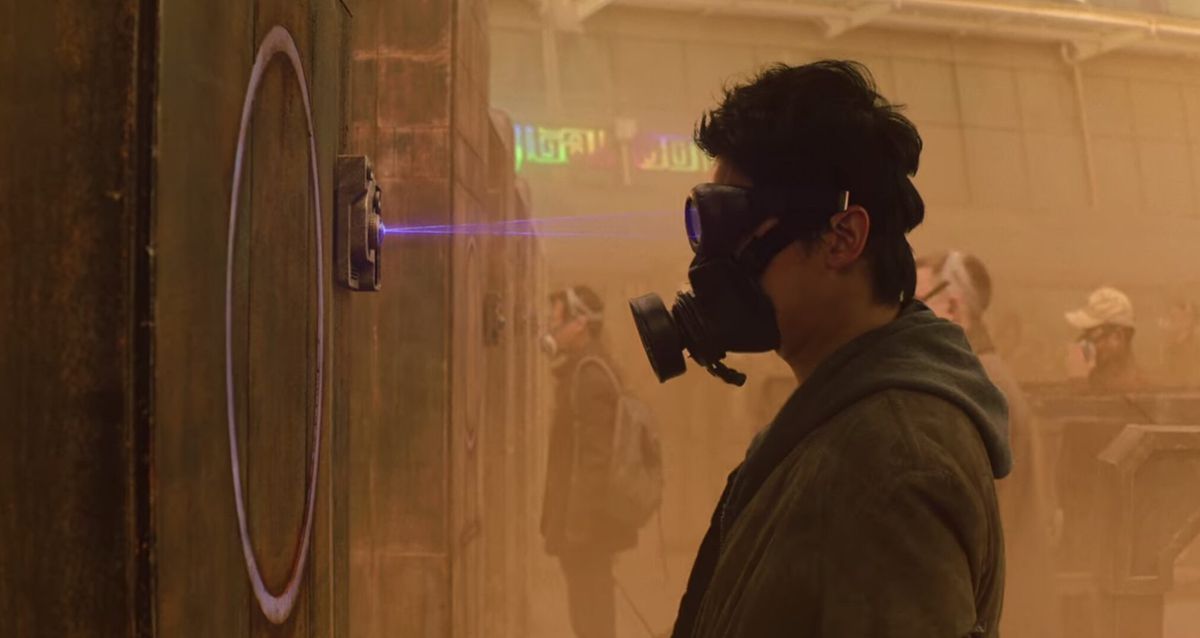 Un uomo con una maschera antigas si fa scansionare gli occhi in Space Sweepers