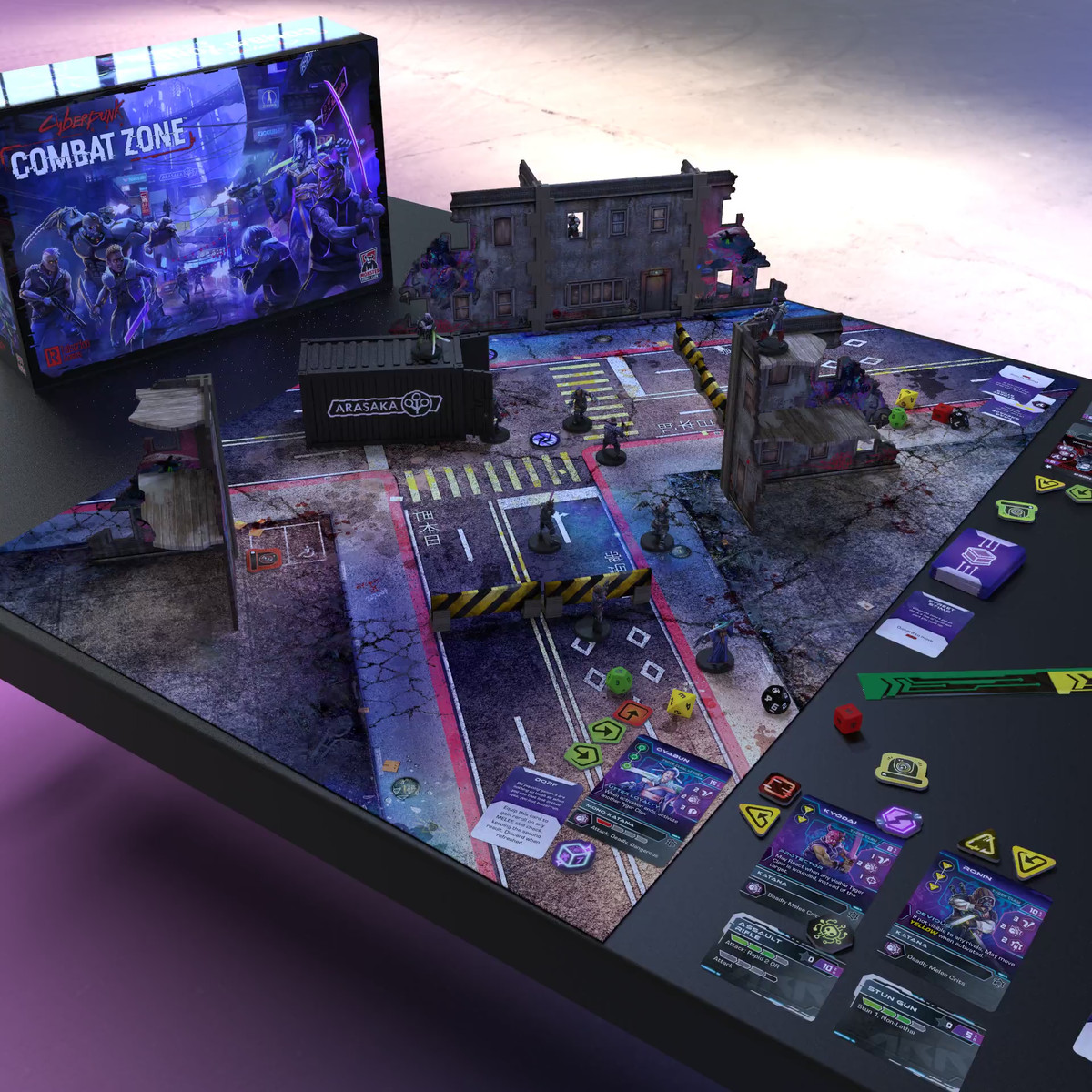 I pezzi, comprese le carte, i dadi e lo scenario, per la Zona di combattimento predisposti per il gioco.