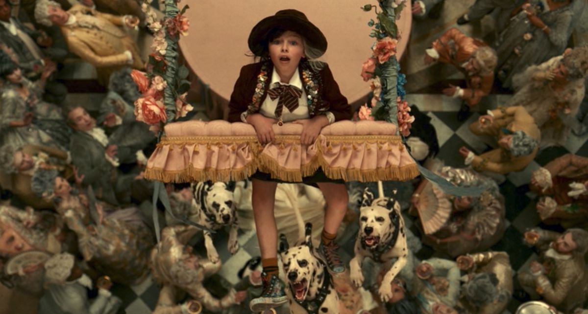 La giovane Crudelia inseguita dai dalmati