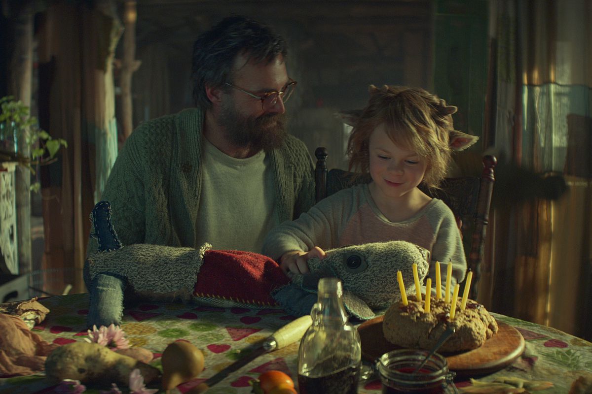 Gus, 7 anni, e suo padre festeggiano il compleanno di Gus con una torta