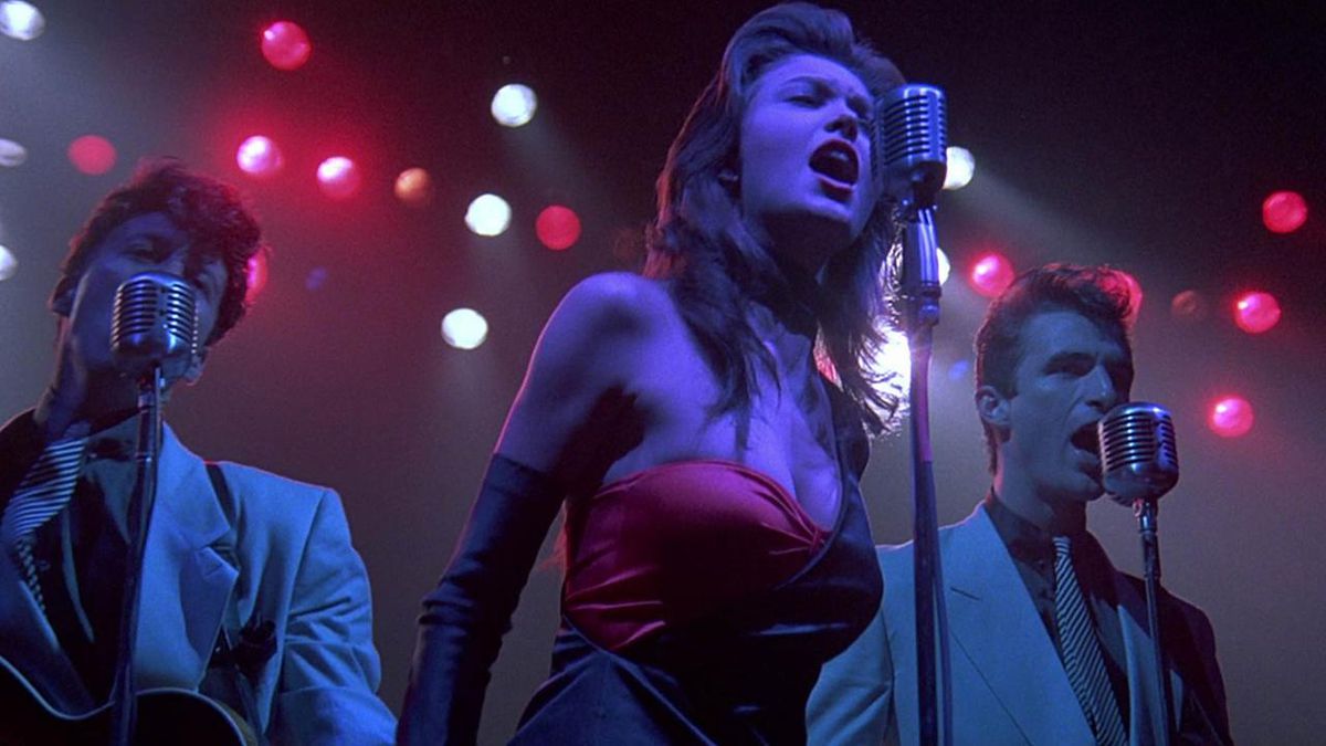 Diane Lane nei panni di Ellen Aim che canta sul palco in Streets of Fire