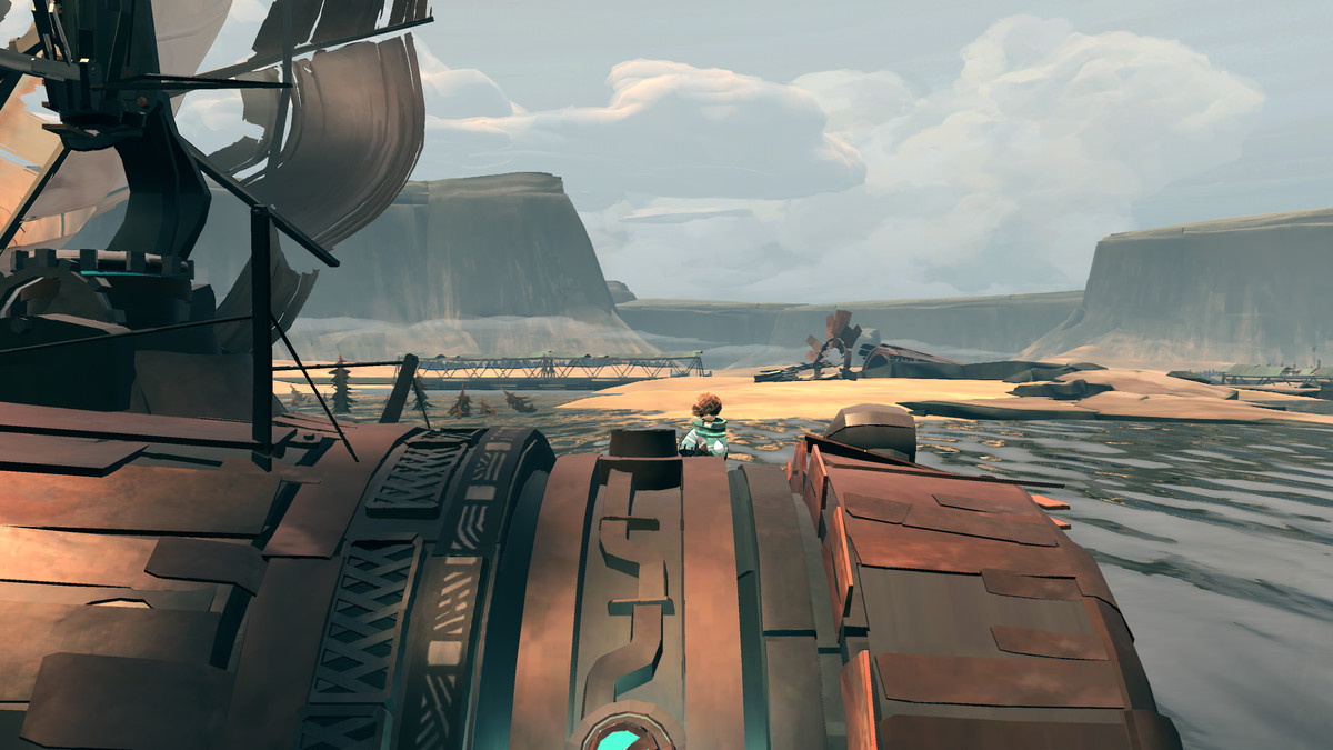 I detriti riempiono lo sfondo di una vista ingrandita di una nave a forma di botte.