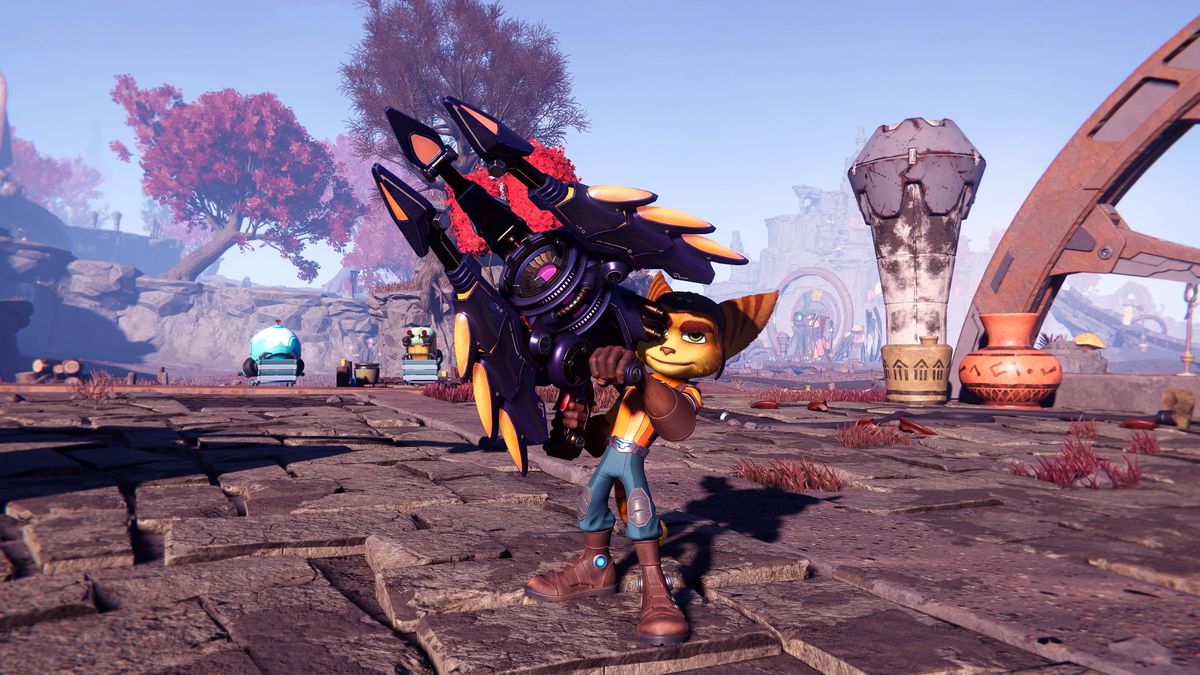 Ratchet brandisce il RYNO 8 in uno screenshot di Ratchet & Clank: Rift Apart