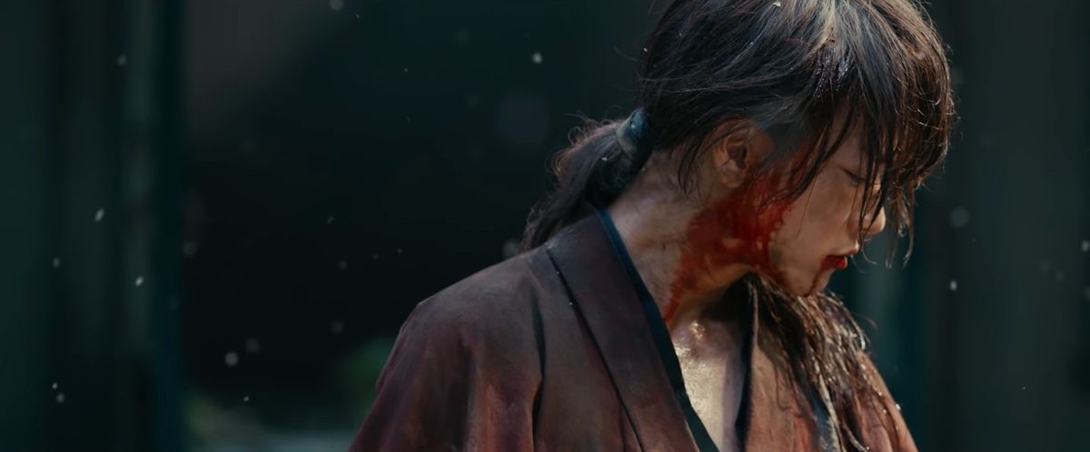 Kenshin è solo, insanguinato e con la testa china, in Rurouni Kenshin: The Final