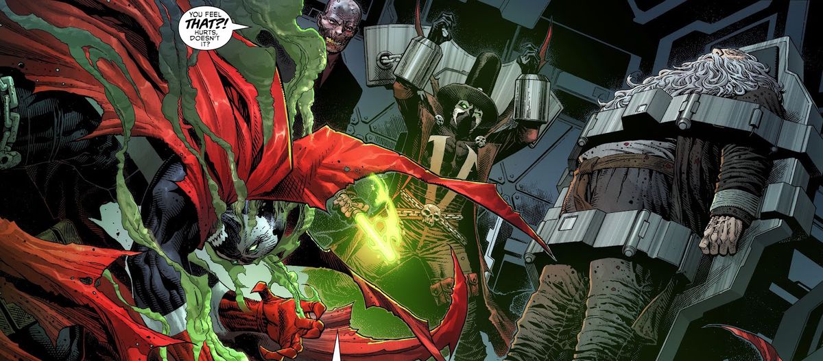 Spawn si piega in due per il dolore mentre il suo nemico lo schernisce. Anche nella stanza: Gunslinger e Sinn, in Spawn's Universe #1 (2021).
