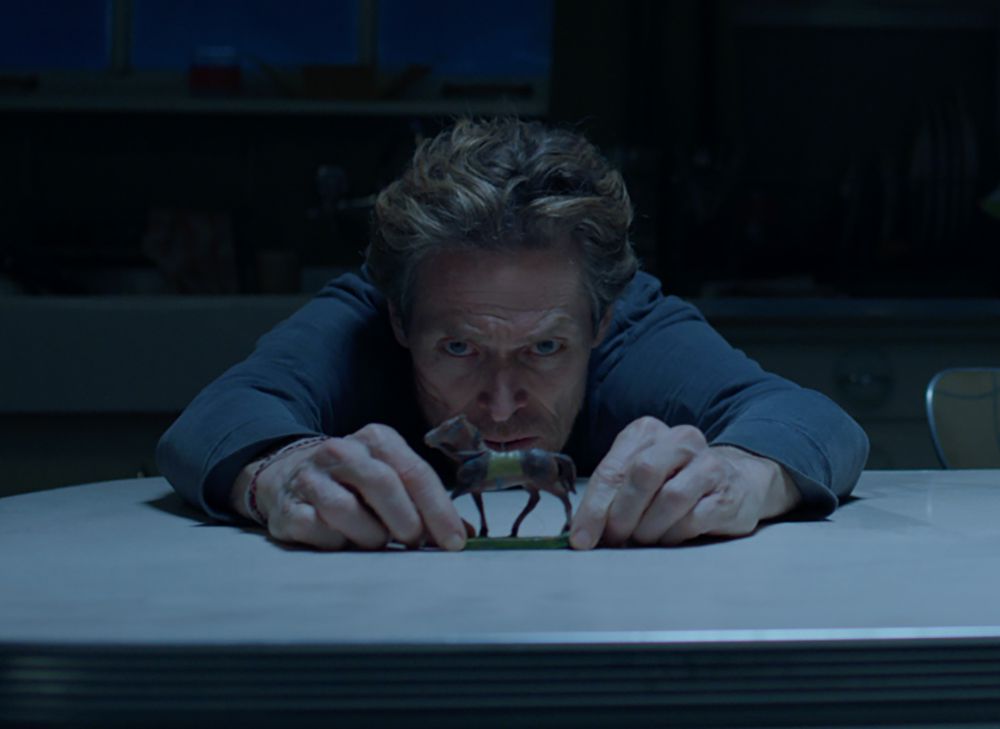 Willem Dafoe tiene un cavallo giocattolo in Siberia