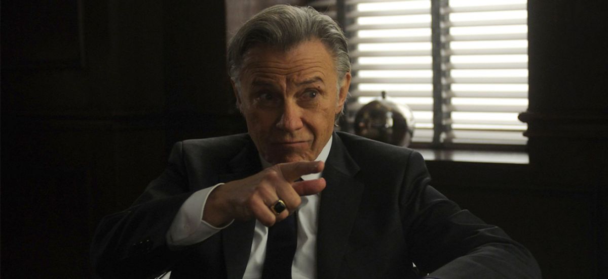 Harvey Keitel punta il dito contro Lansky