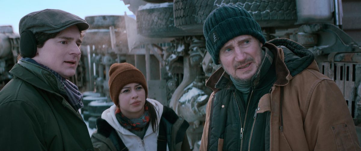 Liam Neeson indossa un berretto lavorato a maglia in The Ice Road