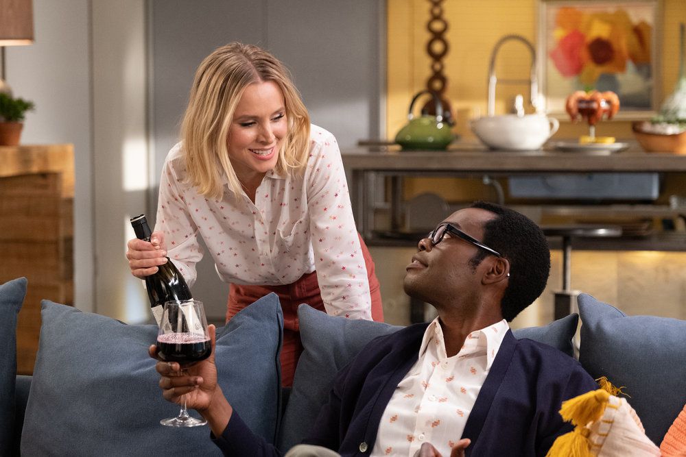 Eleanor (Kristen Bell) e Chidi (William Jackson Harper) condividono una bottiglia di vino in uno screenshot di The Good Place stagione 4, episodio 13,