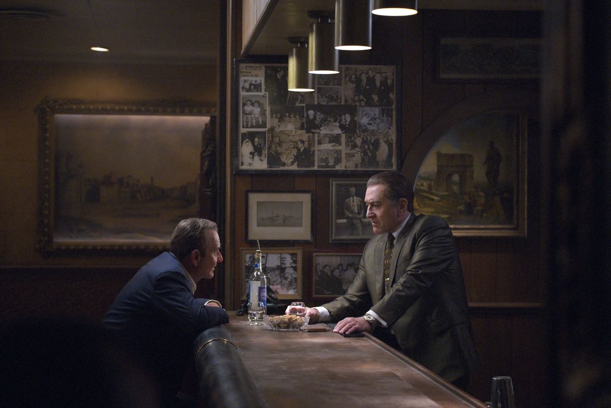 Pacino come Jimmy Hoffa e De Niro come Frank Sheeran uno di fronte all'altro in un bar di The Irishman