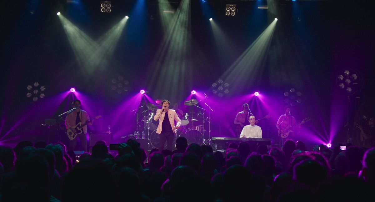 Scintille in concerto, circondate da una vivida luce viola