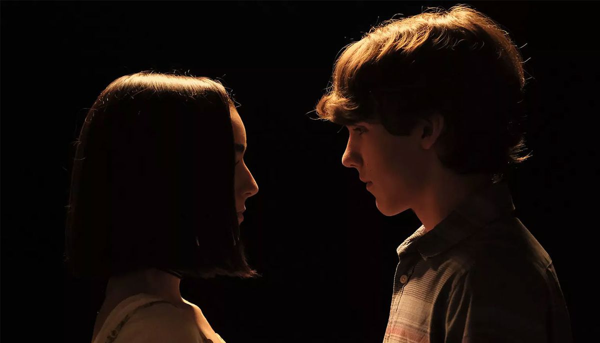 Due giovani personaggi si affrontano in una stanza buia in modalità Eroe