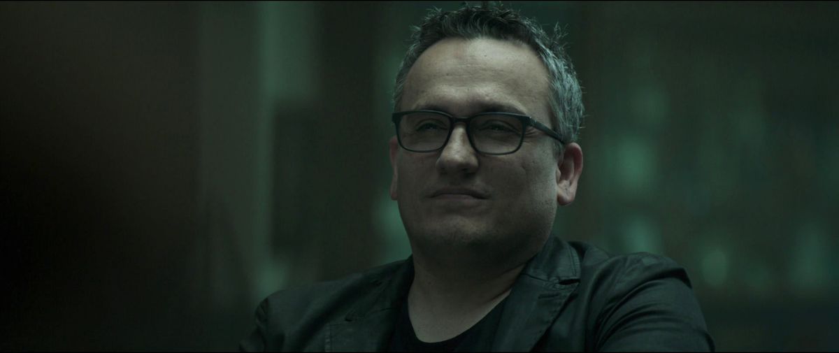 Joe Russo nei panni di un uomo gay in lutto che strizza gli occhi in Avengers: Endgame