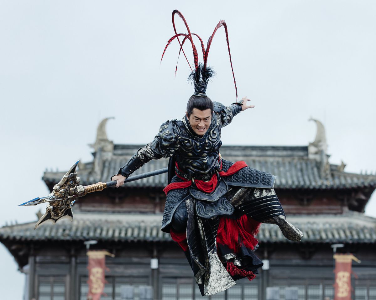 Un guerriero in armatura con un elaborato elmo piumato salta in aria in Dynasty Warriors di Netflix