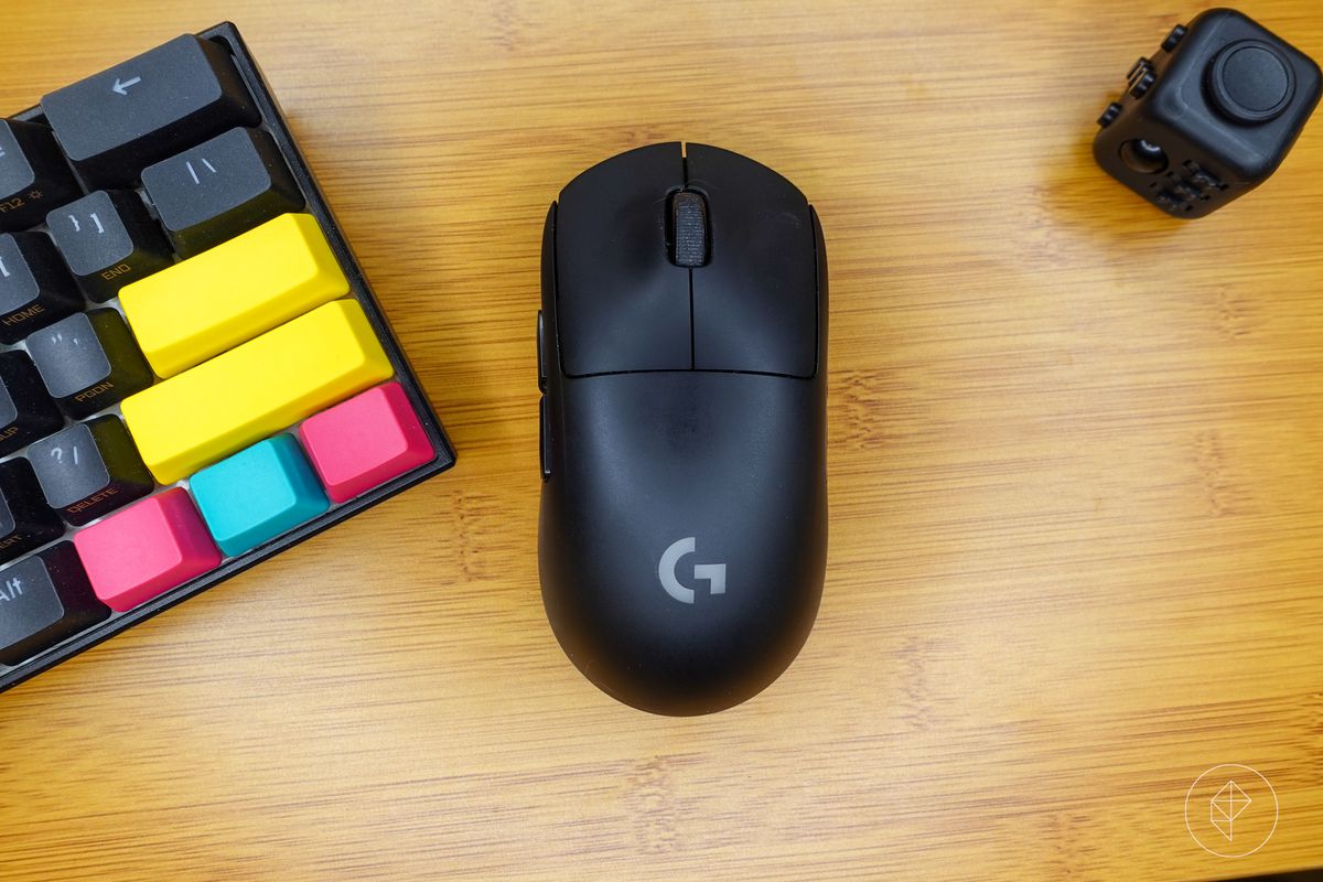 Logitech G Pro Wireless su una scrivania vicino a una tastiera e un cubo di fidget