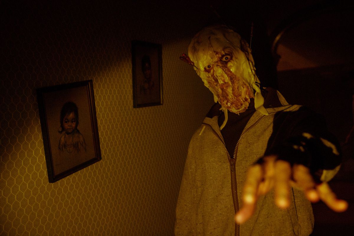 Ben Fransham nei panni di un mostro incombente dal volto fuso chiamato