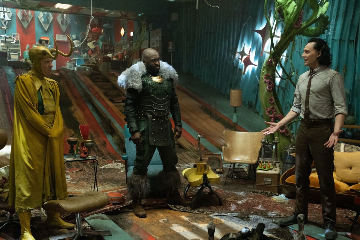 Loki classico (Richard E. Grant), Boastful Loki (DeObia Oparei) e Loki (Tom Hiddleston) in Loki dei Marvel Studios.
