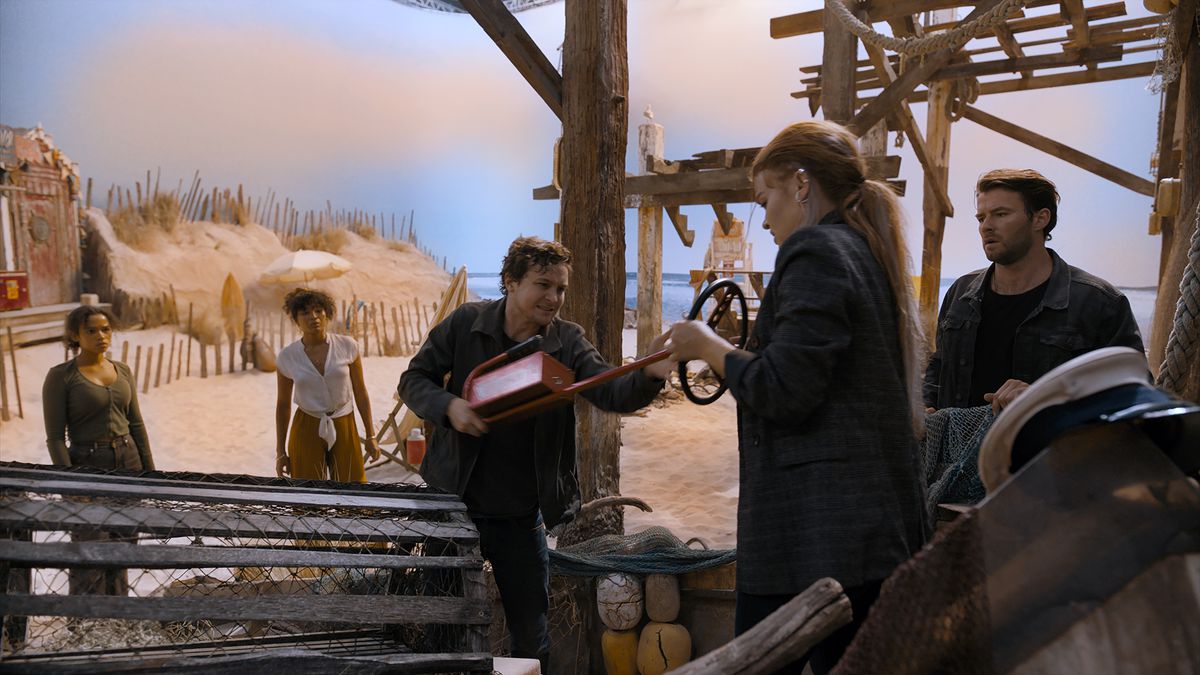 Due personaggi di Escape Room: Tournament of Champions assemblano un metal detector