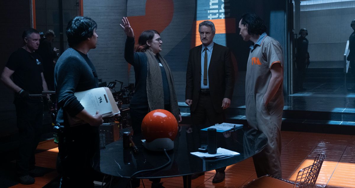 Kate Herron sul set di Loki con Tom Hiddleston e Owen Wilson