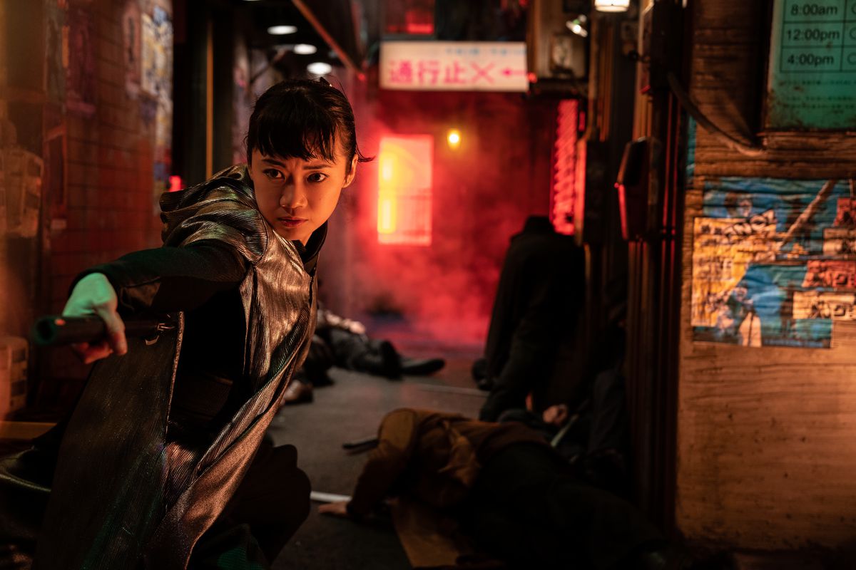 Akiko è pronta ad affrontare i nemici in un vicolo illuminato di rosso a Snake Eyes