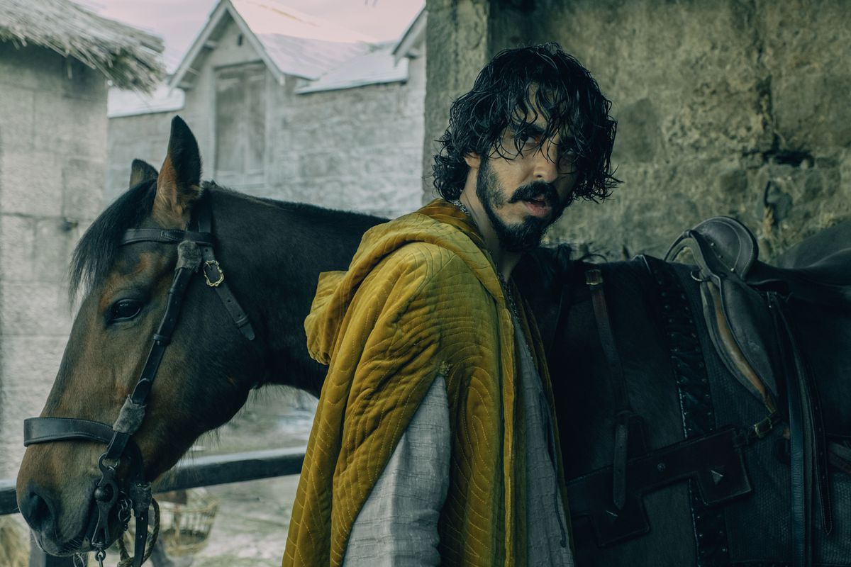 Dev Patel, con un aspetto sudicio da morire davanti a un cavallo in The Green Knight di David Lowery