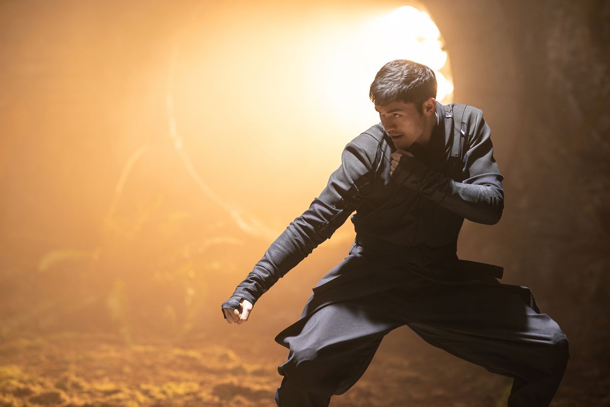 Henry Golding in a battle stance in Snake Eyes