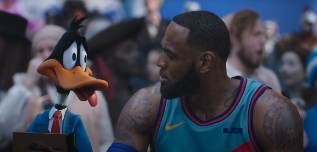 Daffy Duck e Lebron James si scambiano uno sguardo di dispiacere a margine del gioco Dom Ball in Space Jam: A New Legacy