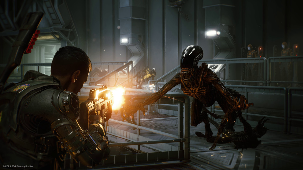 Uno xenomorfo si tuffa in un marine spaziale in Aliens: Fireteam Elite