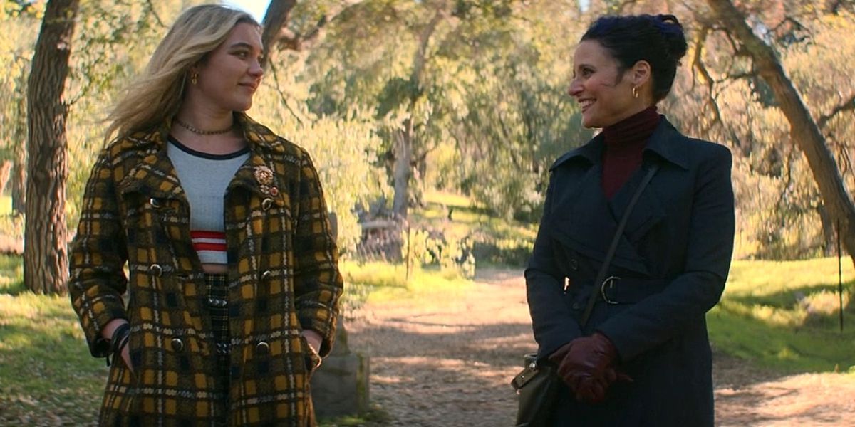 Yelena (Florence Pugh) e Valentina (Julia Louis-Dreyfus) si sorridono allegramente davanti alla tomba di Natasha, perché, voglio dire, perché no?