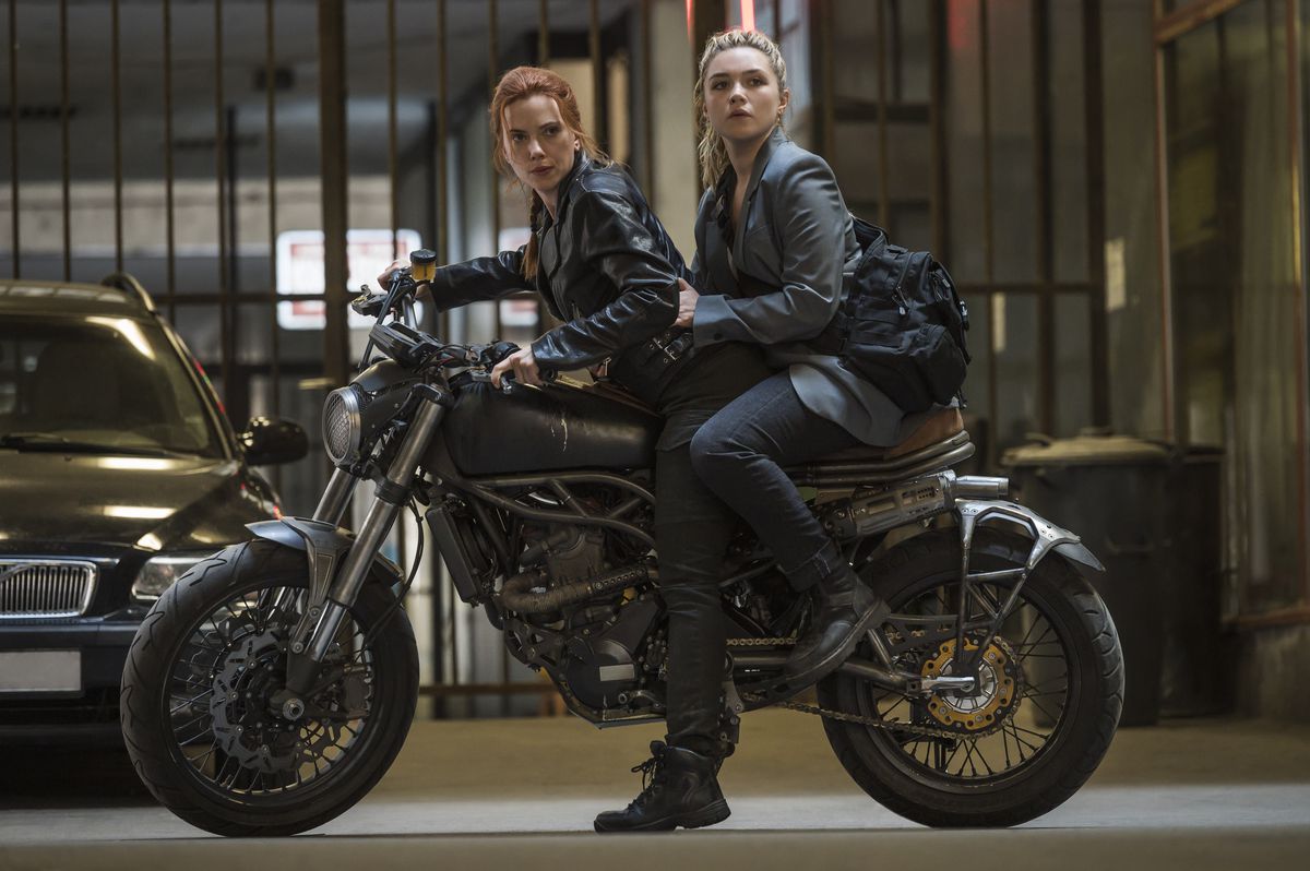 Scarlett Johansson e Florence Pugh, vestite di nero e appollaiate su una moto insieme, in Black Widow