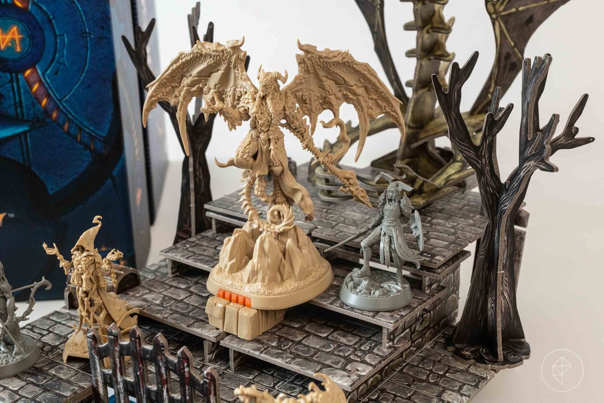 Un demone si erge su una montagna di lastre di pietra.