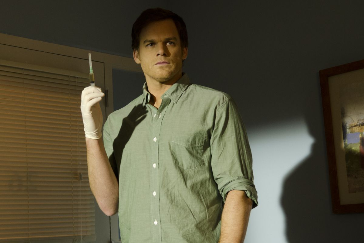 Dexter che tiene una siringa nella stagione 8 di Dexterter