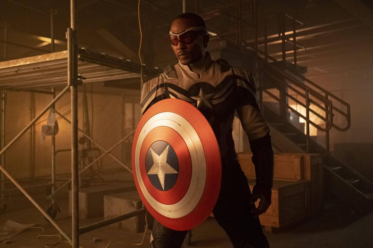 Anthony Mackie nel nuovo costume di Capitan America in Falcon and the Winter Soldier
