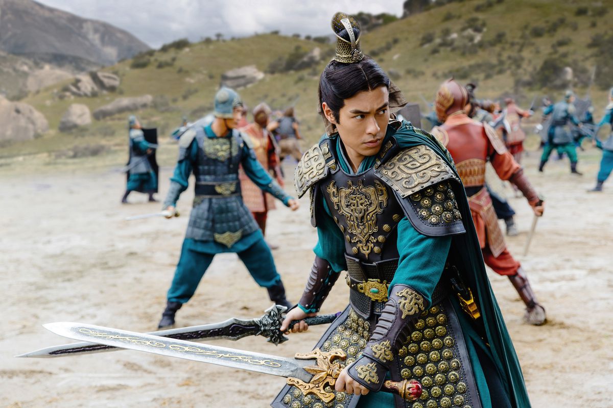 Un soldato in costume cinese d'epoca brandisce due spade in Dynasty Warriors di Netflix