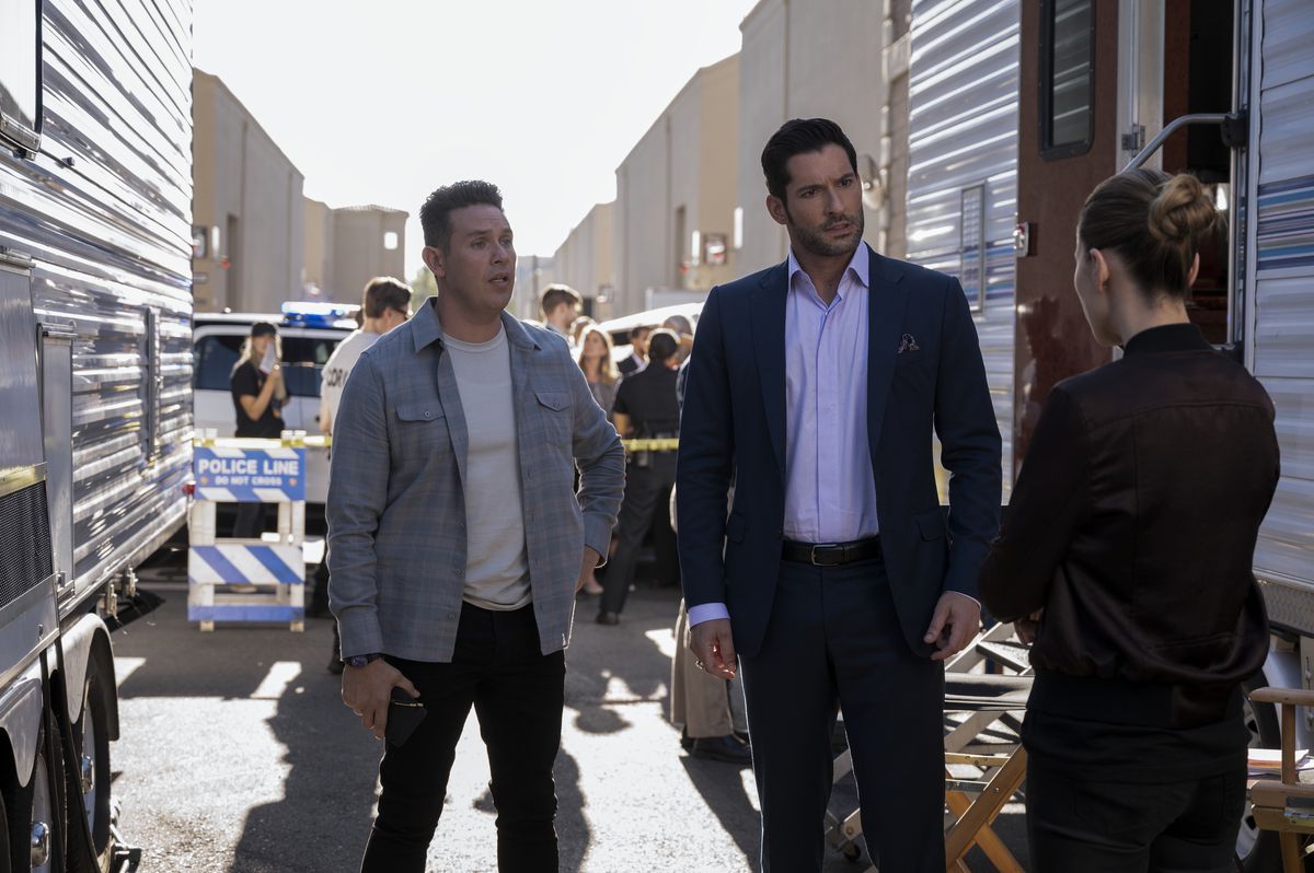 KEVIN ALEJANDRO come DAN ESPINOZA, TOM ELLIS come LUCIFER MORNINGSTAR e LAUREN GERMAN come CHLOE DECKER nell'episodio 103 di LUCIFER