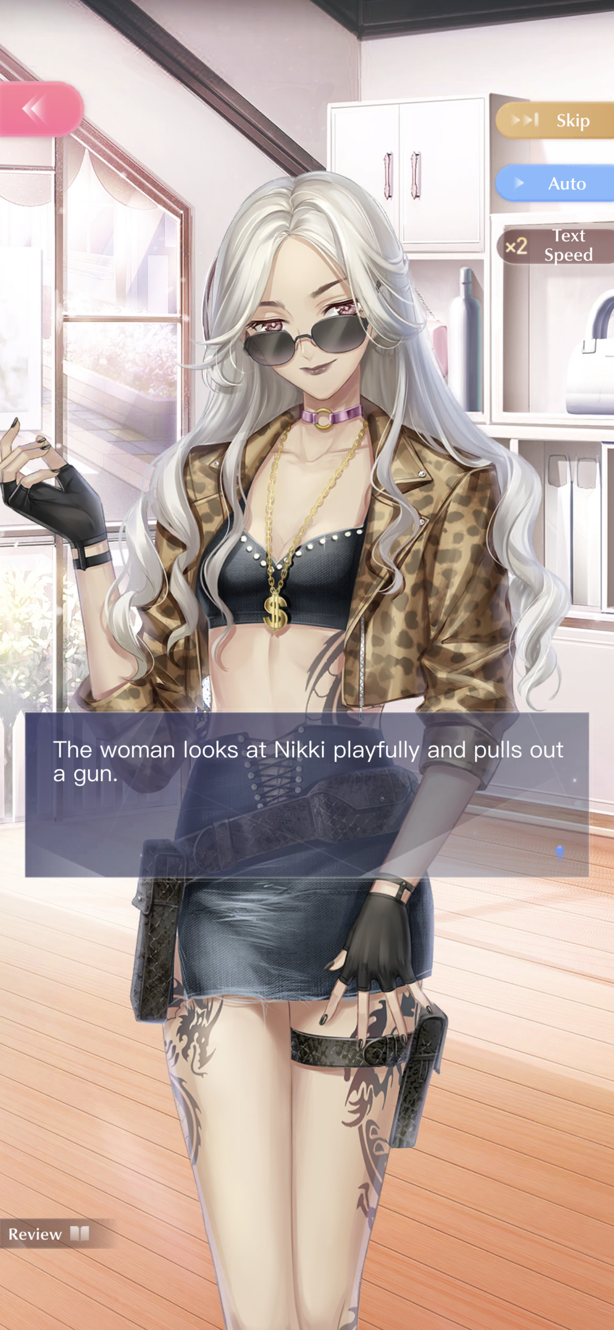 una donna con tatuaggi che indossa un reggiseno e una gonna di jeans de