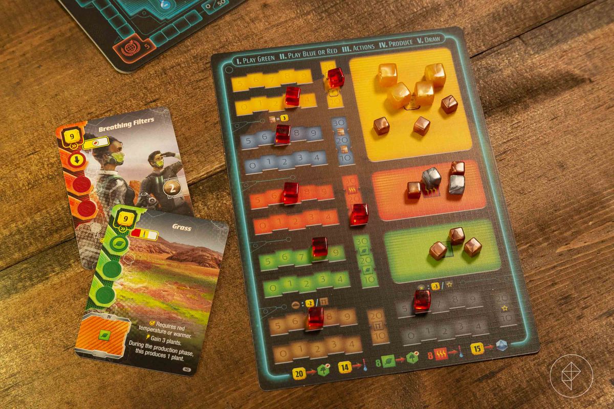 Una piccola plancia giocatore con minuscoli pennarelli colorati dappertutto.