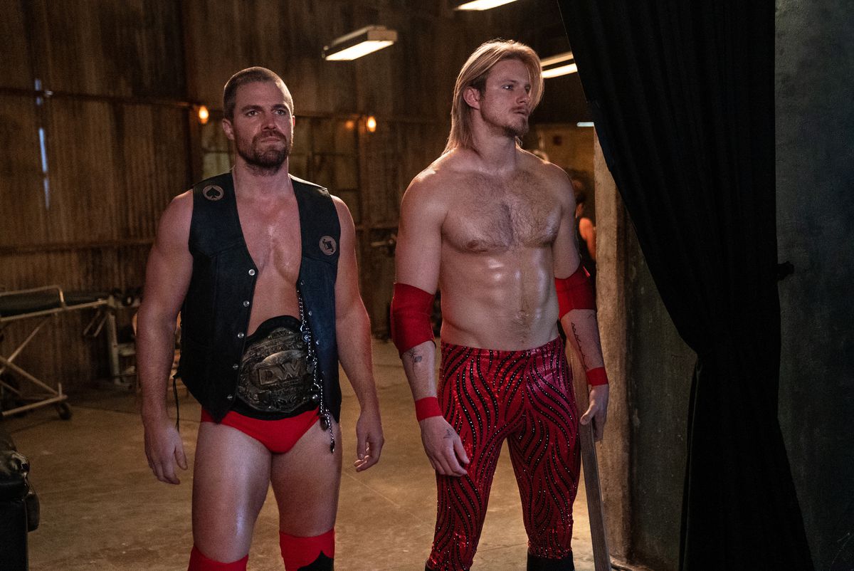 Ace Spade (Alexander Ludwig), Jack Spade (Stephen Amell) in attesa di una partita a Heels
