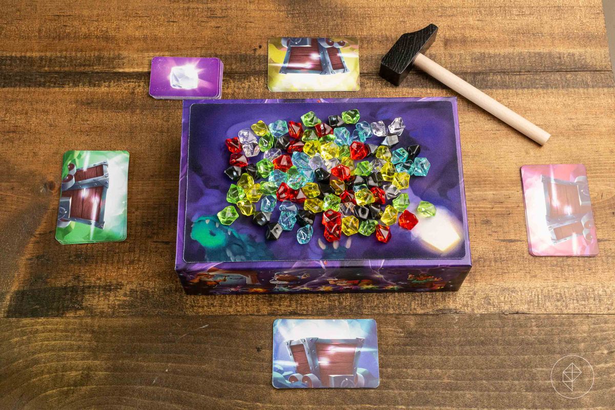 Tempo di martello impostato per il gioco.  L'inserto della scatola è capovolto, con un pezzo di stoffa simile a un tappetino per il mouse sopra per tenere tutte le gemme in posizione.