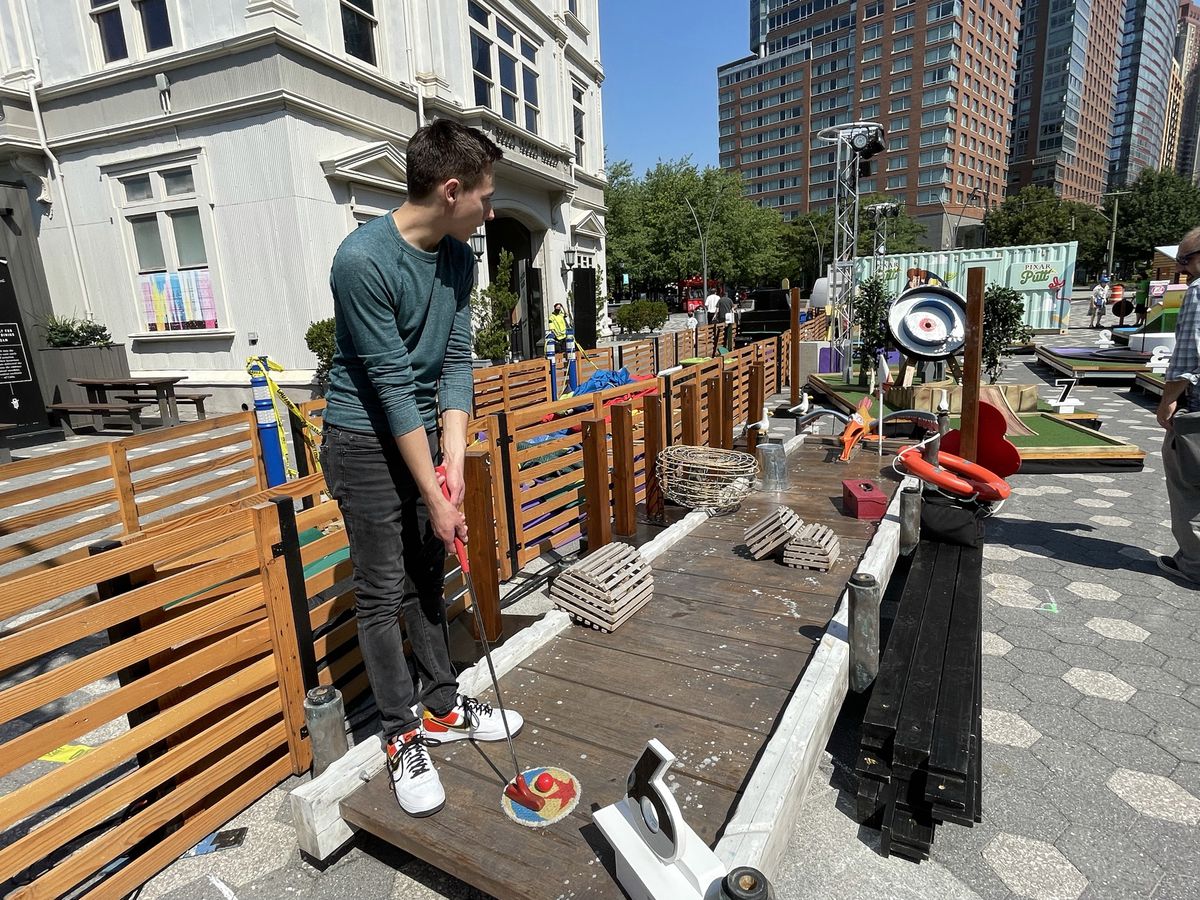 un campo da minigolf che fa sembrare il cibo delle dimensioni di un topo