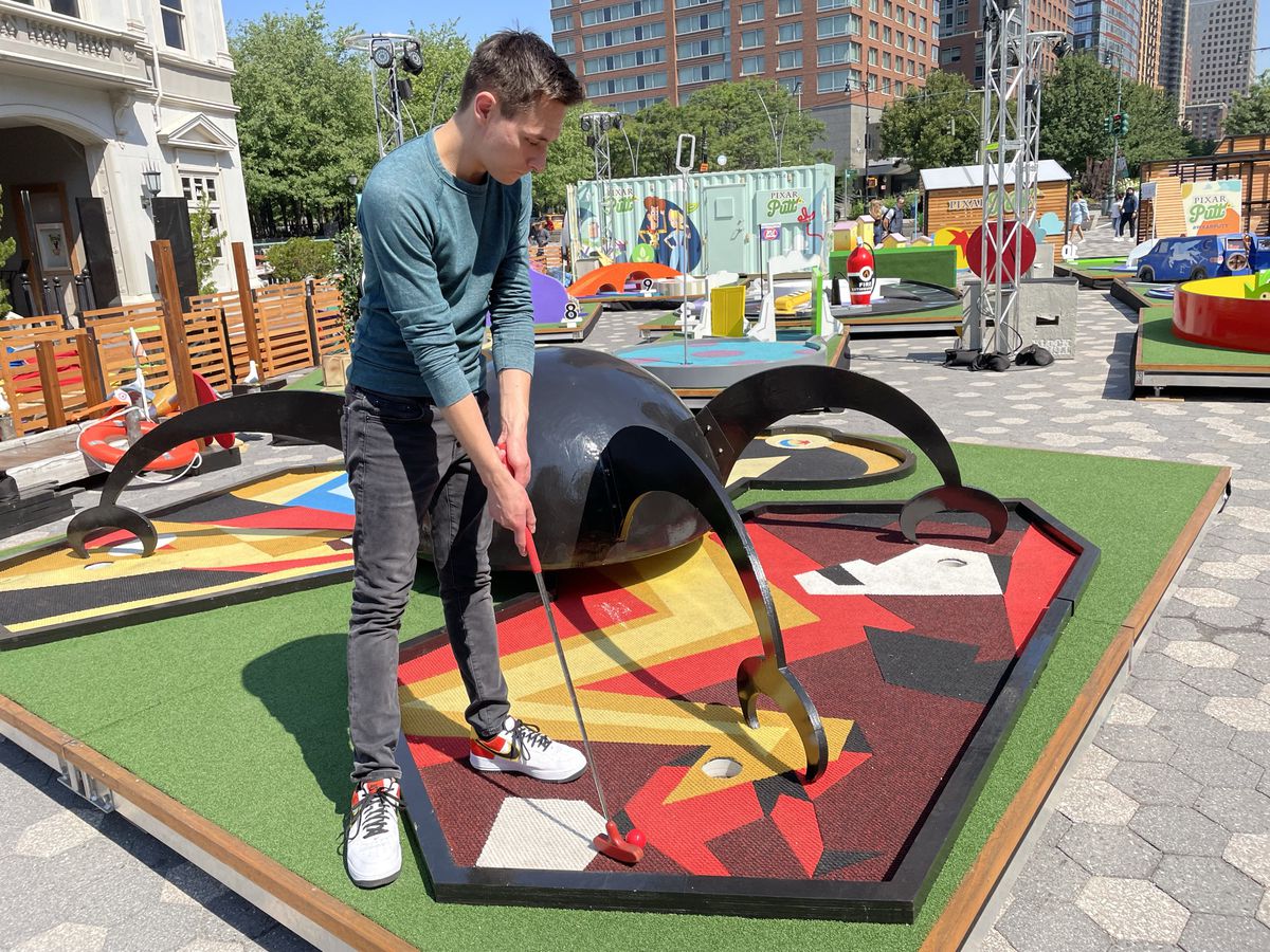 austen putt vicino a un robot gigante