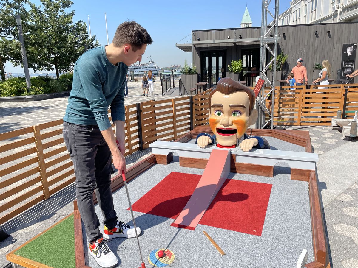 Austen affronta un inquietante manichino ventriloquo