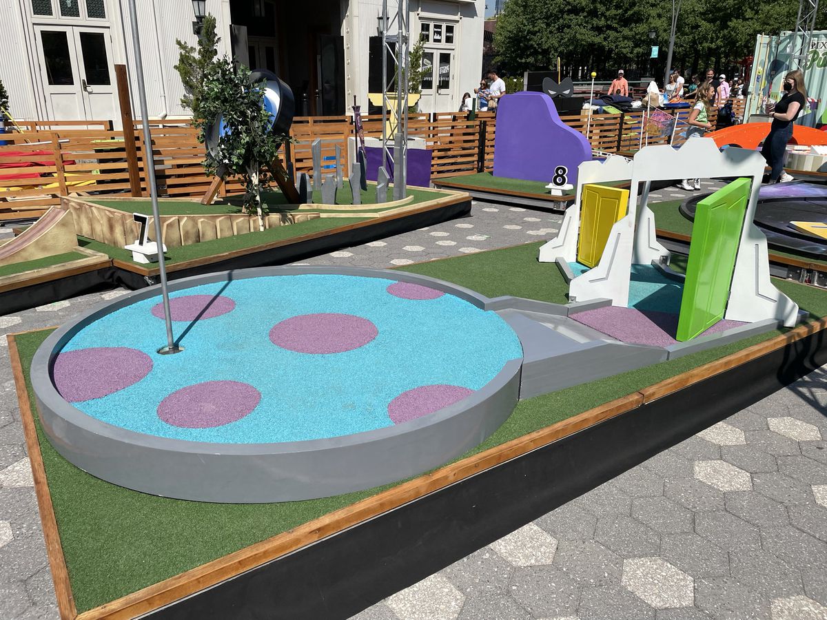 una buca da minigolf che ha gli stessi colori di sully