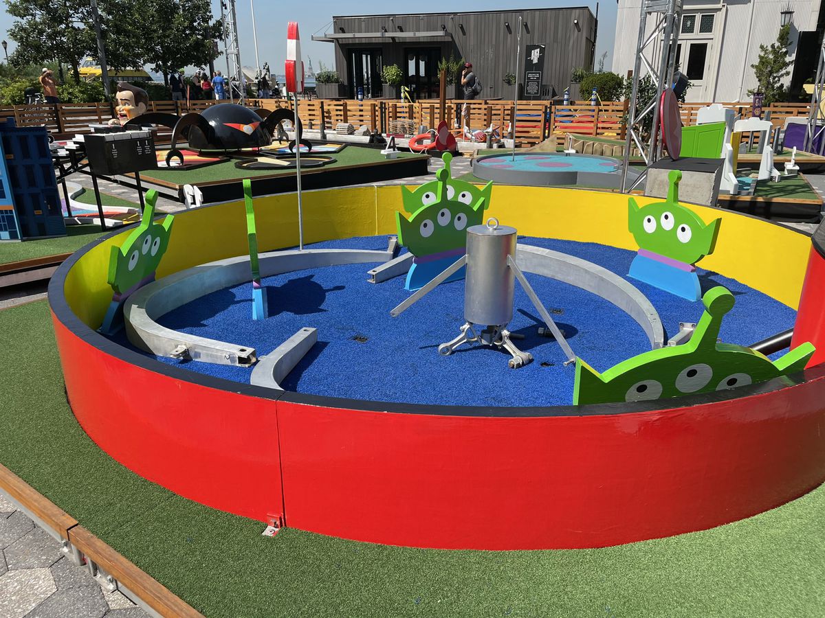 alieni verdi in un buco