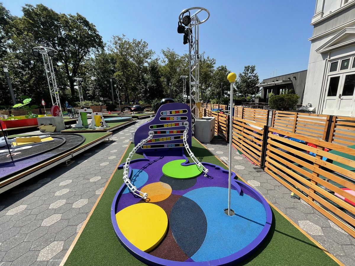 una buca da minigolf dai colori vivaci