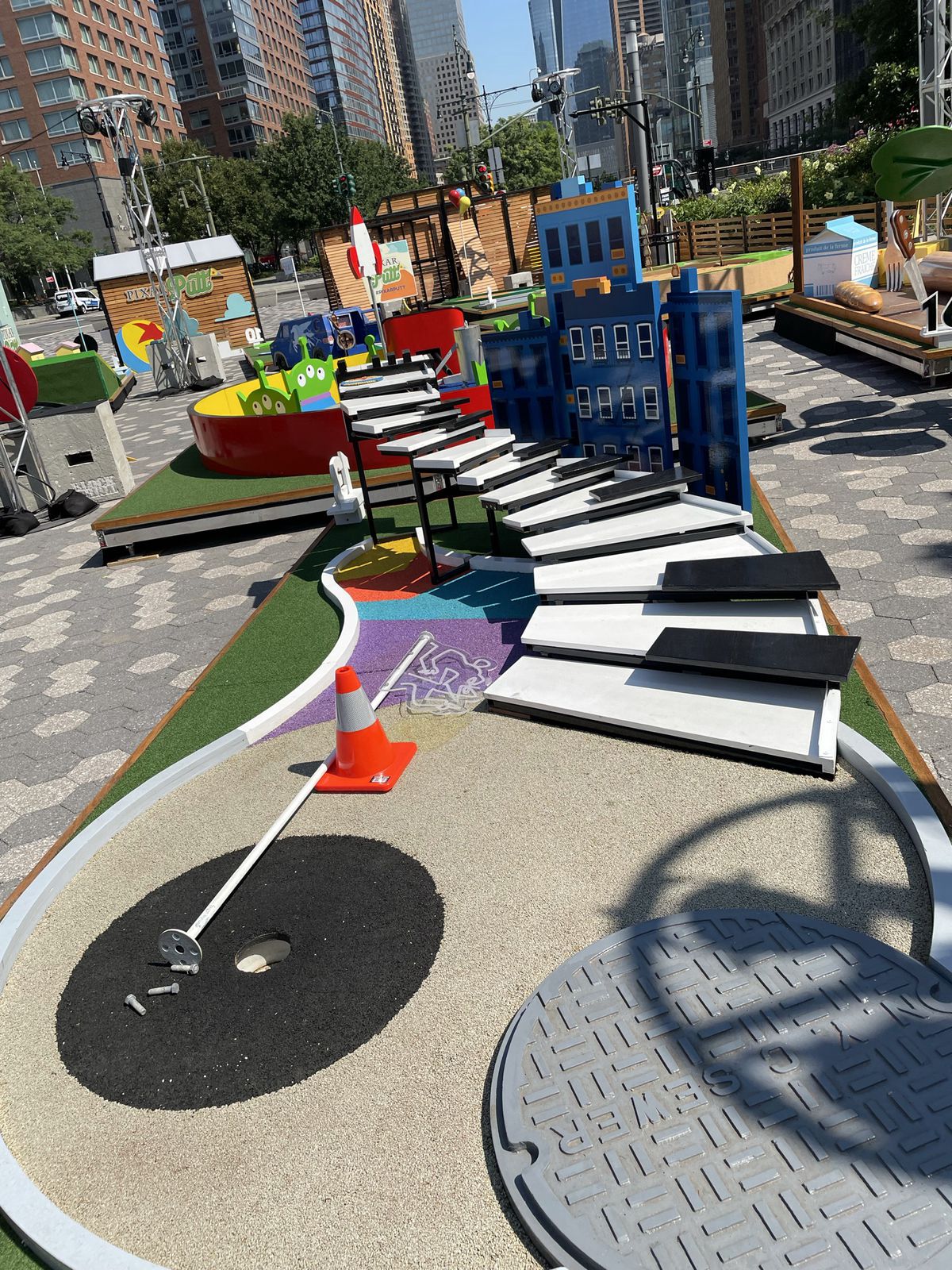 un pianoforte funky discende sullo skyline di una città, tranne che è minigolf