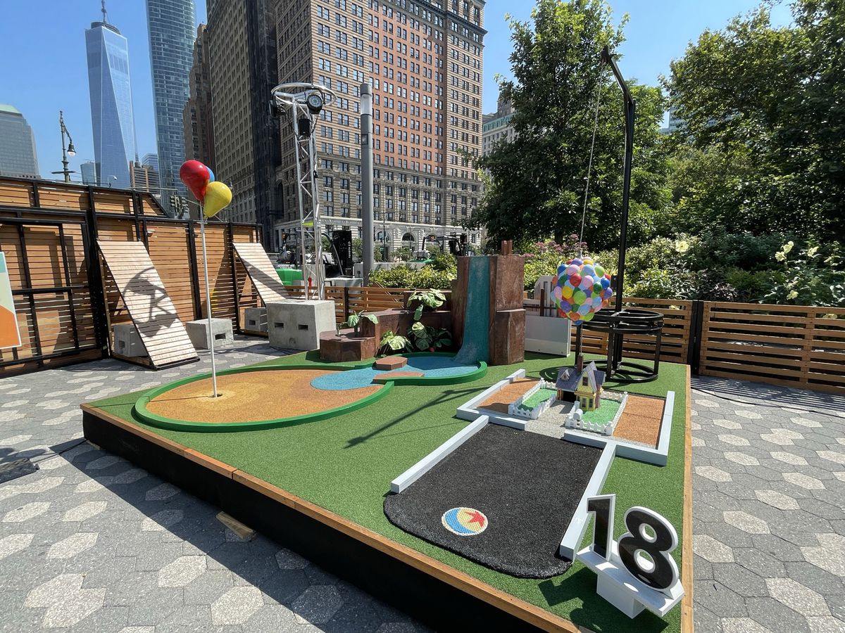 un campo da minigolf dove c'è una casetta con dei palloncini attaccati, proprio come Pixar's Up