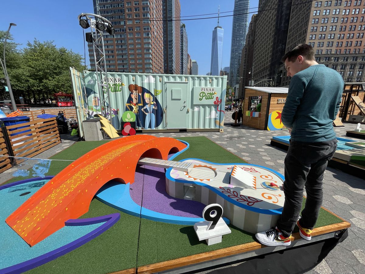 un buco con un ponte sopra una chitarra, Austen si erge su di esso