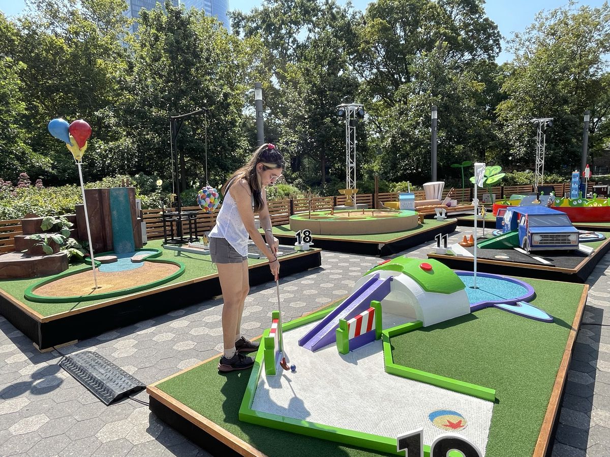 petrana in piedi davanti al buco di Buzz Lightyear