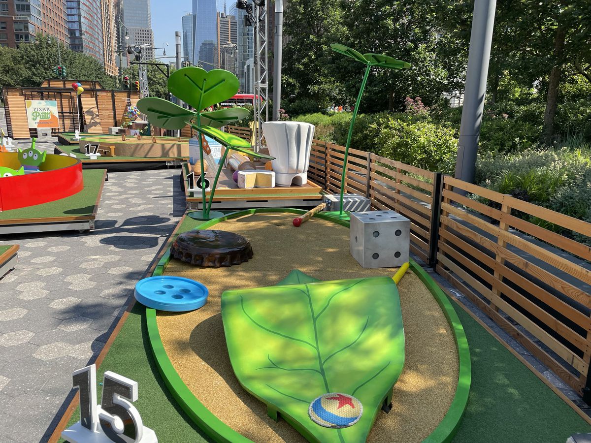 una buca da minigolf con una foglia sopra